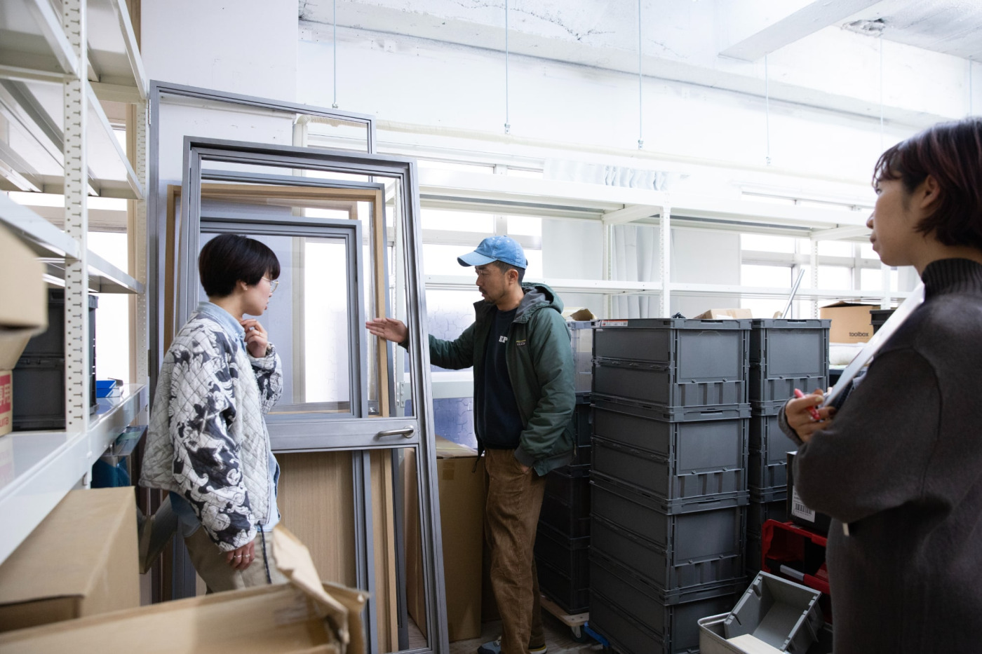 「これ、今回のプランで活かせそう」と、試作中のアイテムを確認する一杉と山下。