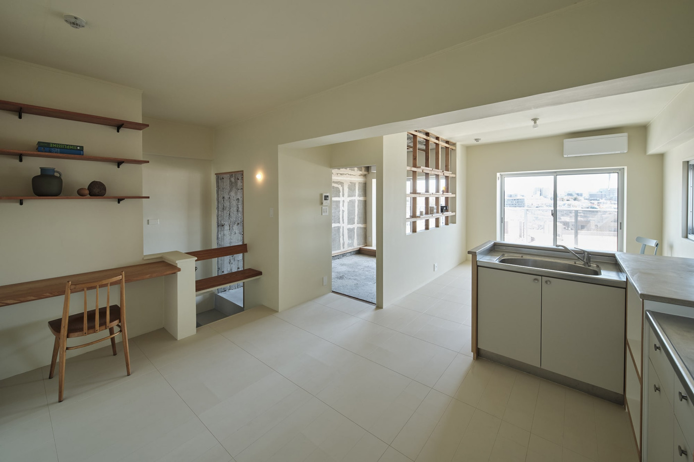 間仕切り壁を壊さず開放感を生み出したり、既存キッチンを切断してレイアウトを変えたりといった、「リメイク」なアイデアを詰め込んだ『studyroom#1』。（撮影：中村晃）