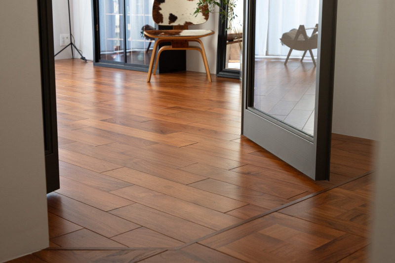 いつ手に取っても、思い描いたチークウッドが手に入る。安定した質を実現できるのも塗装済み品の良いところ。
