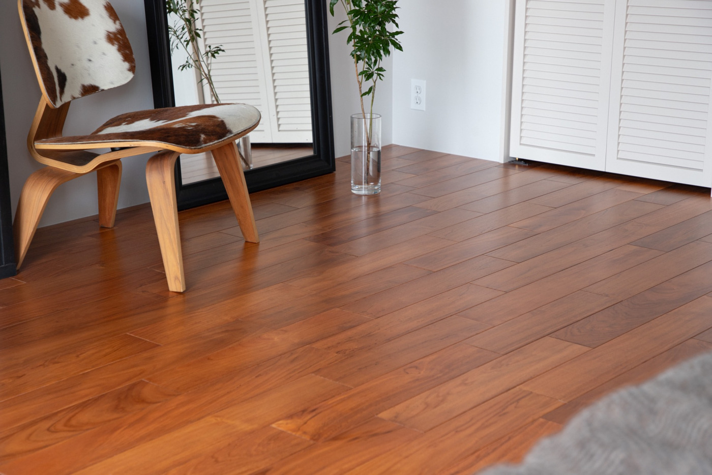 一生を共にする家具に相応しい素材は、足元でこそ。