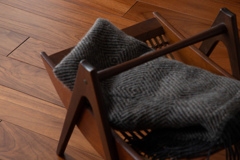 真新しい床に、使い込まれたものが自然と溶け込む。「届いたその日からしっくりくる」を形に。
