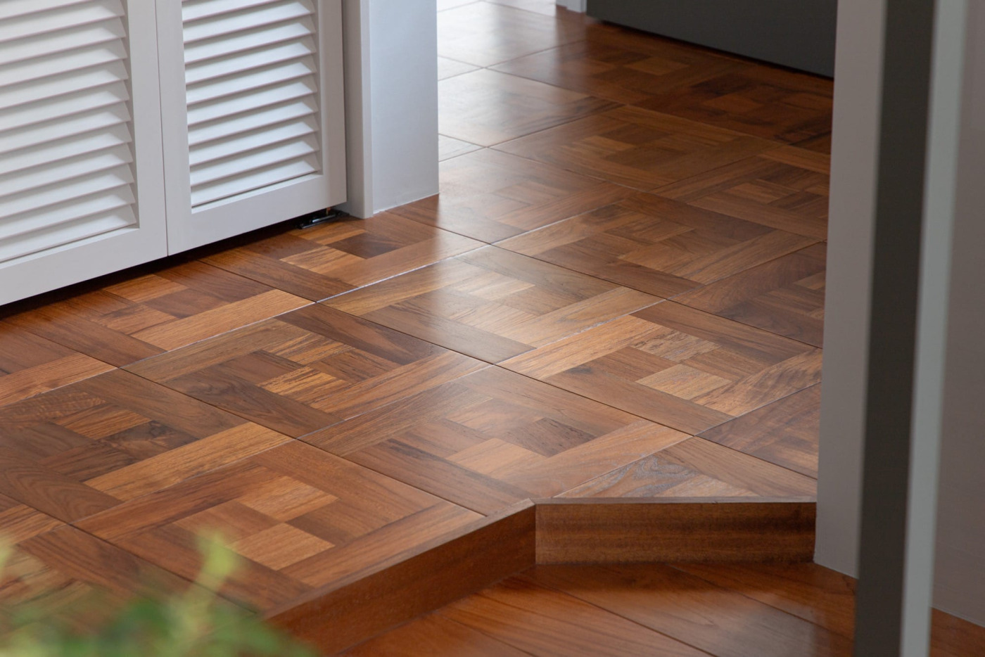 工芸品のような精緻な編み目の「パーケット」。光の角度で表情を変え、足元を華やかに彩ります。