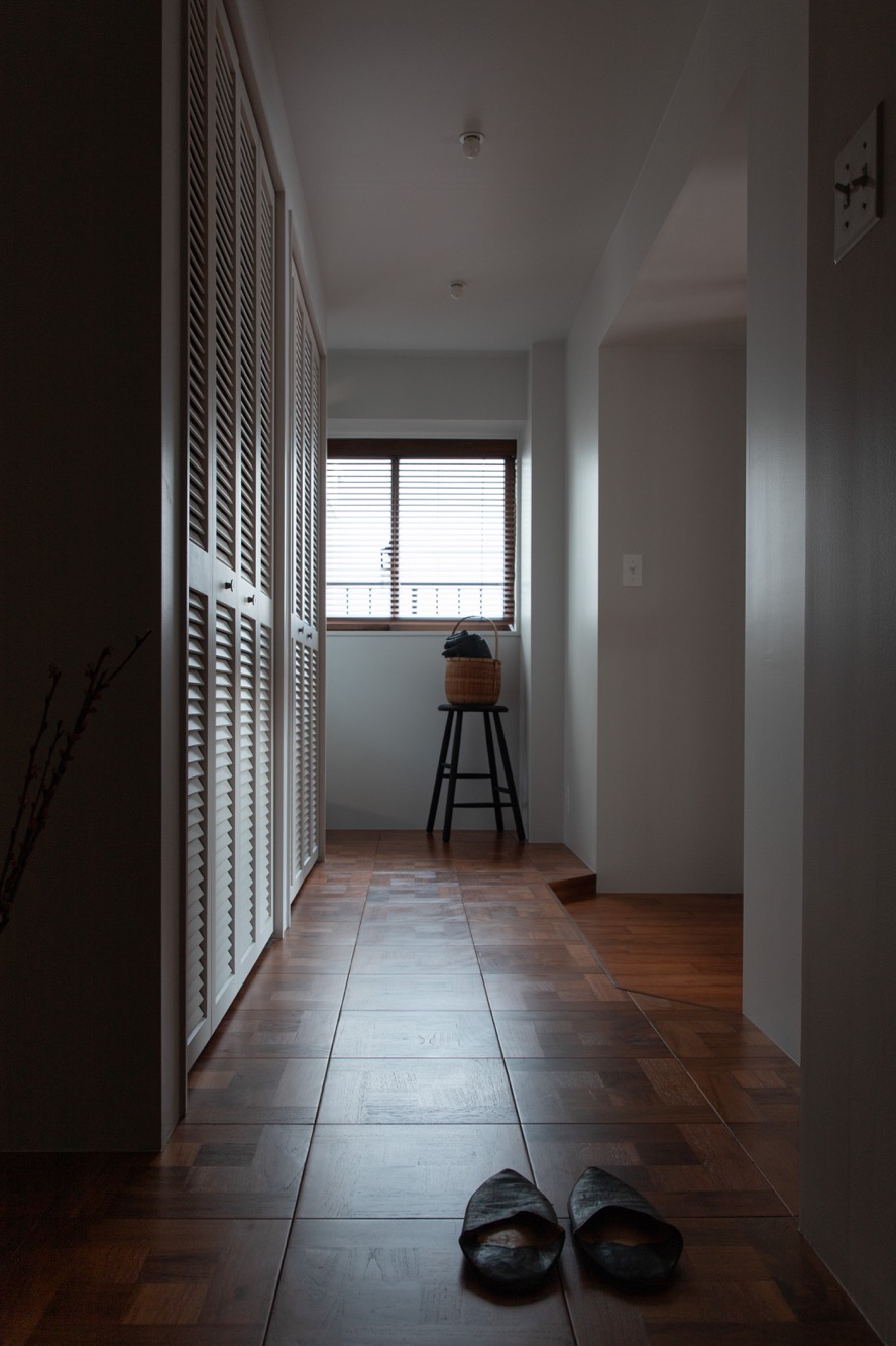 「乱尺」に比べ表情豊かな「パーケット」を廊下に。狭い場所に変化を生んでくれます。
