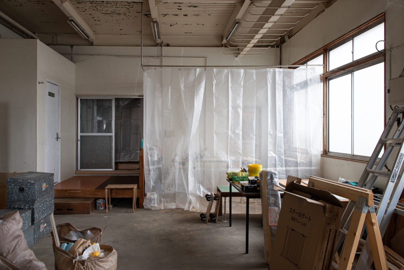 「完璧」より「アドリブ」？古い倉庫兼住居を、1年かけて改装した秘密基地DIY。1