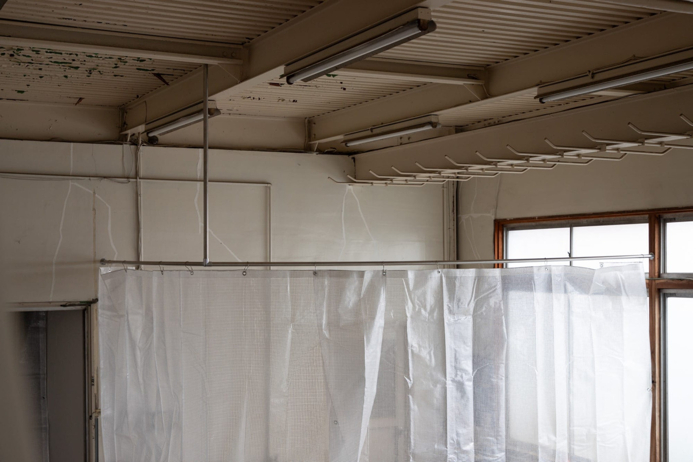 「完璧」より「アドリブ」？古い倉庫兼住居を、1年かけて改装した秘密基地DIY。3