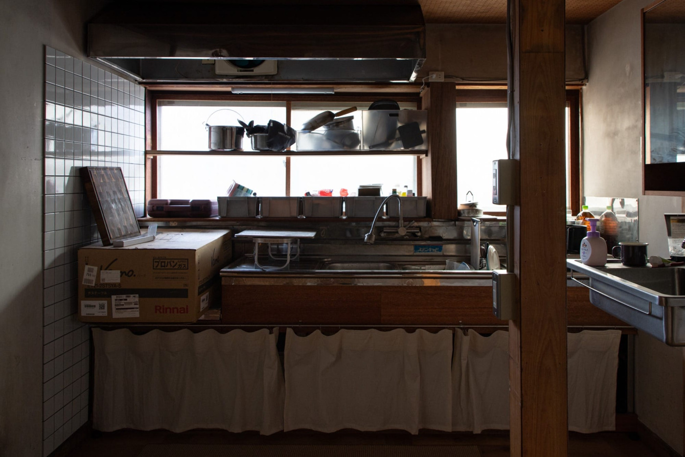 「完璧」より「アドリブ」？古い倉庫兼住居を、1年かけて改装した秘密基地DIY。27