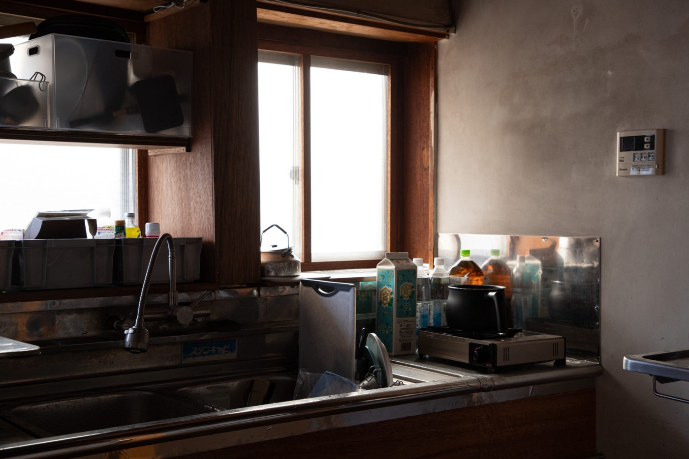 「完璧」より「アドリブ」？古い倉庫兼住居を、1年かけて改装した秘密基地DIY。29