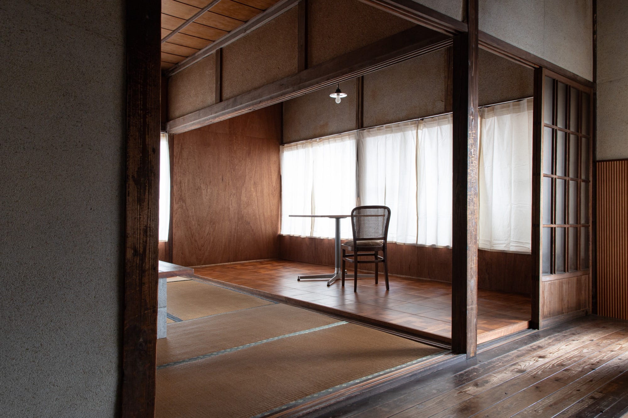 「完璧」より「アドリブ」？古い倉庫兼住居を、1年かけて改装した秘密基地DIY。