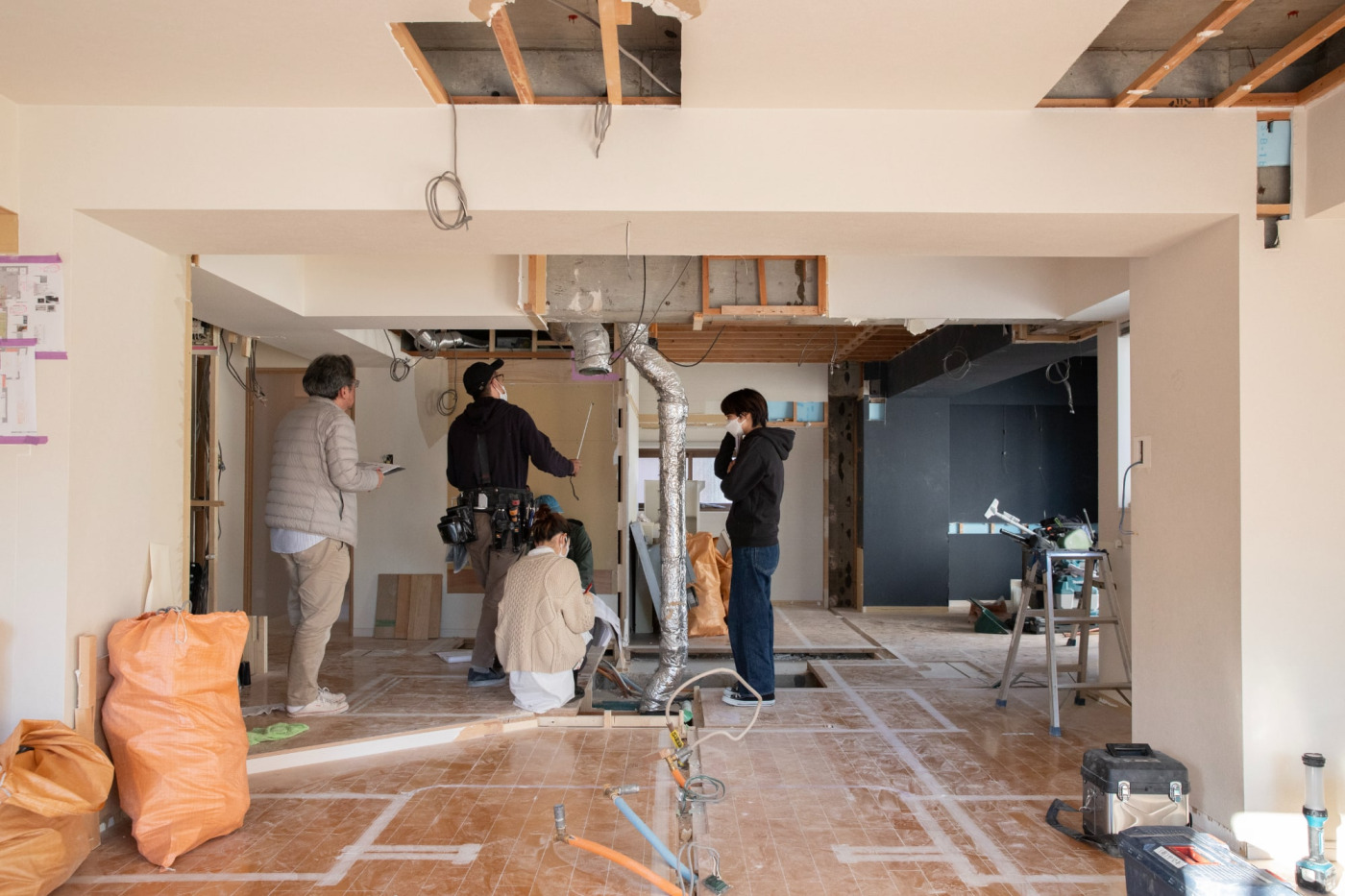 間仕切り壁やキッチンが撤去され、多方向開口の開放感が体感できるようになりました。