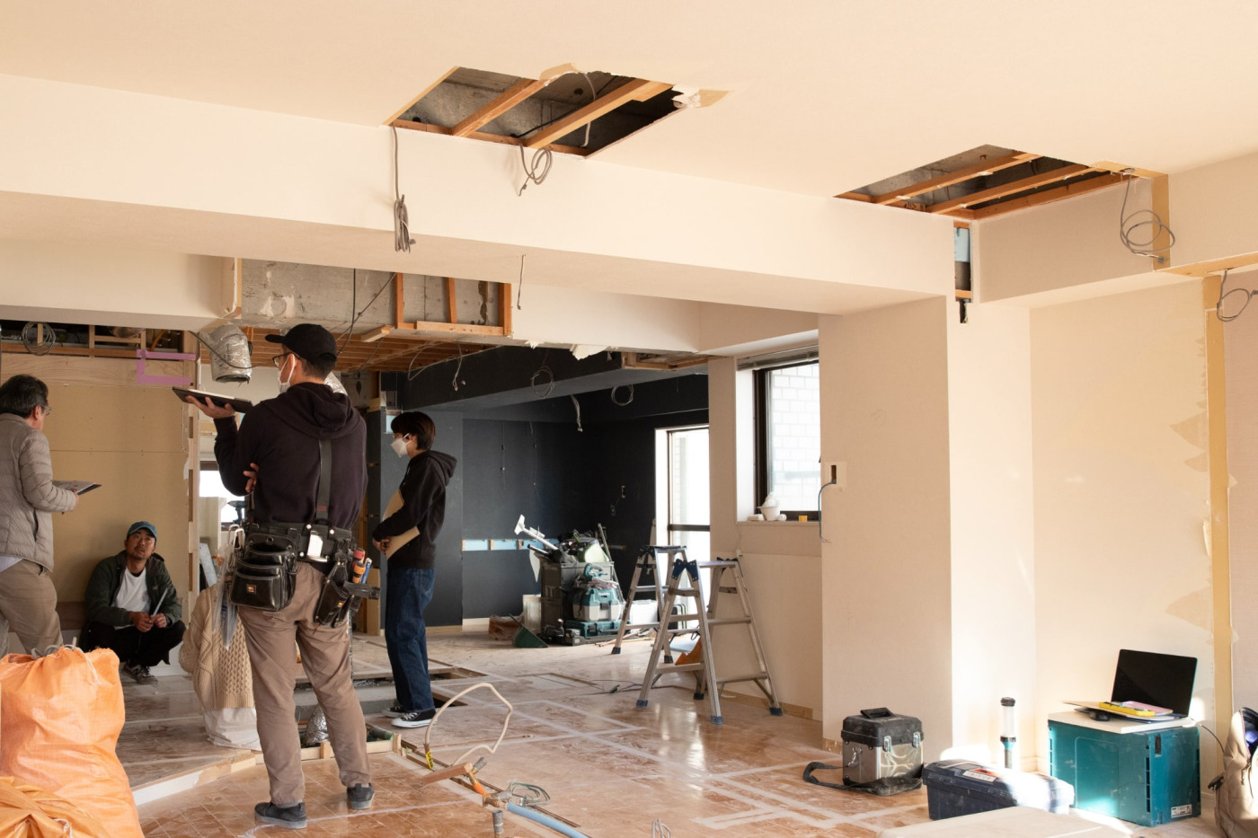 梁や天井の各所に穴を開けて、“懐”の深さや状態を確認。