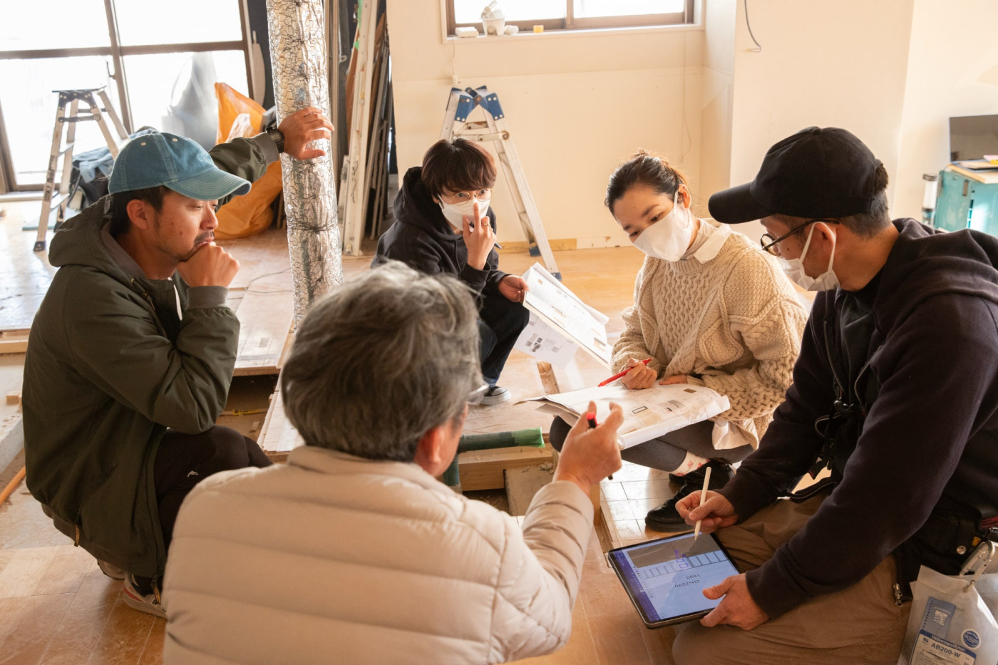 工事班の一杉と商品開発チームの山下、電気工事士の見田さんも交えて詳細を詰めていくメンバー。