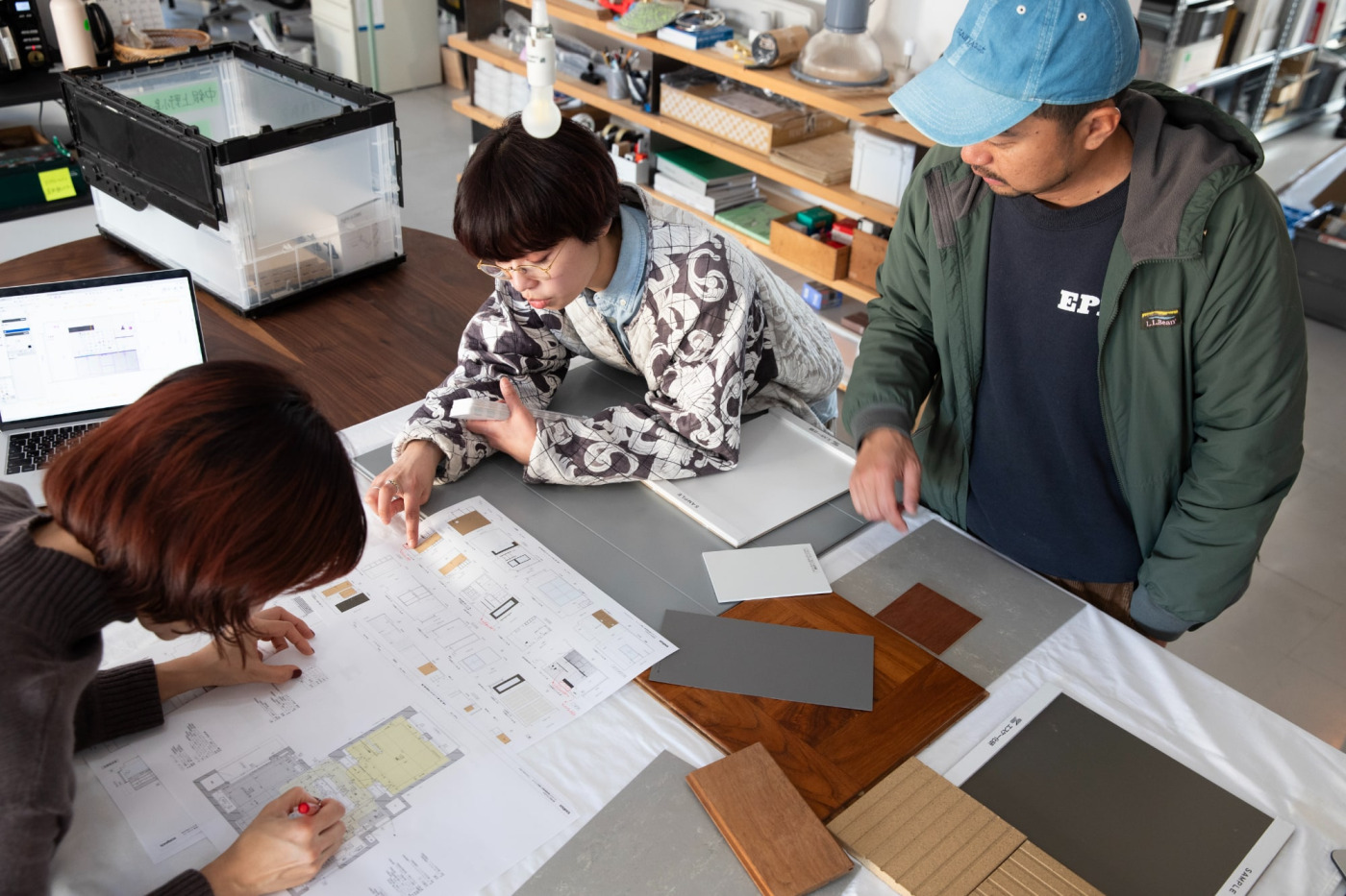 小さなサンプルを見ながら、実際の空間の明るさや面積をイメージして決めていくの、大変ですよね。