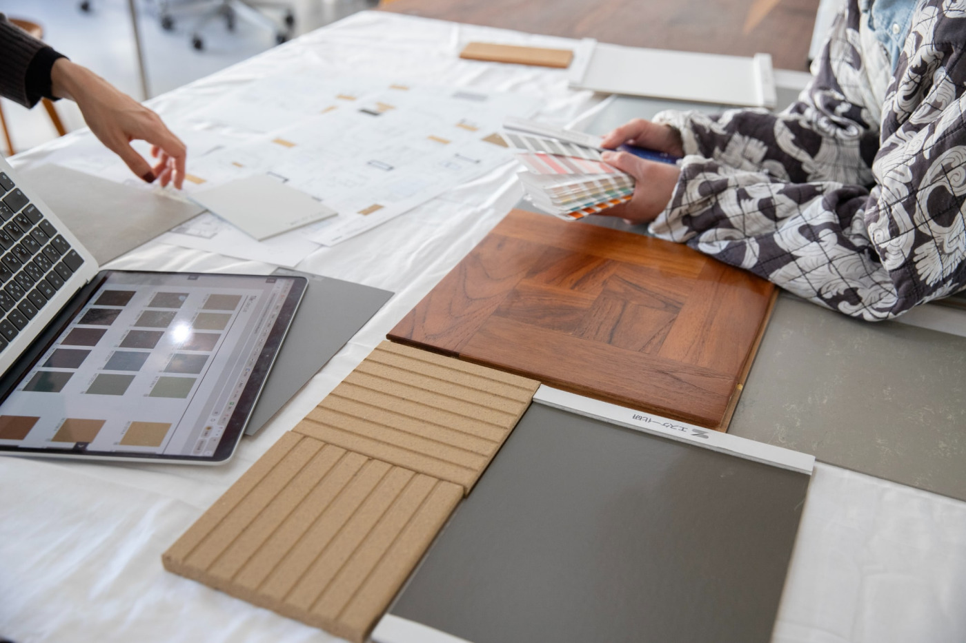 採用予定の発売予定商品や、色サンプルたち。