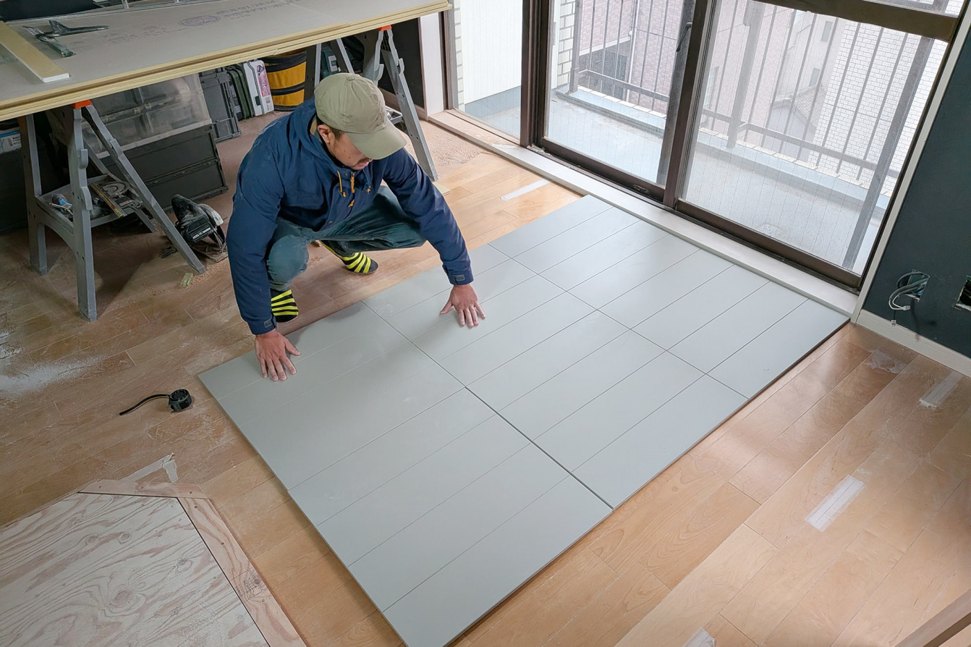 実はこのフローリングパネルは、『studyroom#1』でトライした、「既存フローリングに溝を彫って塗装でリメイク」というアイデアともつながっています。