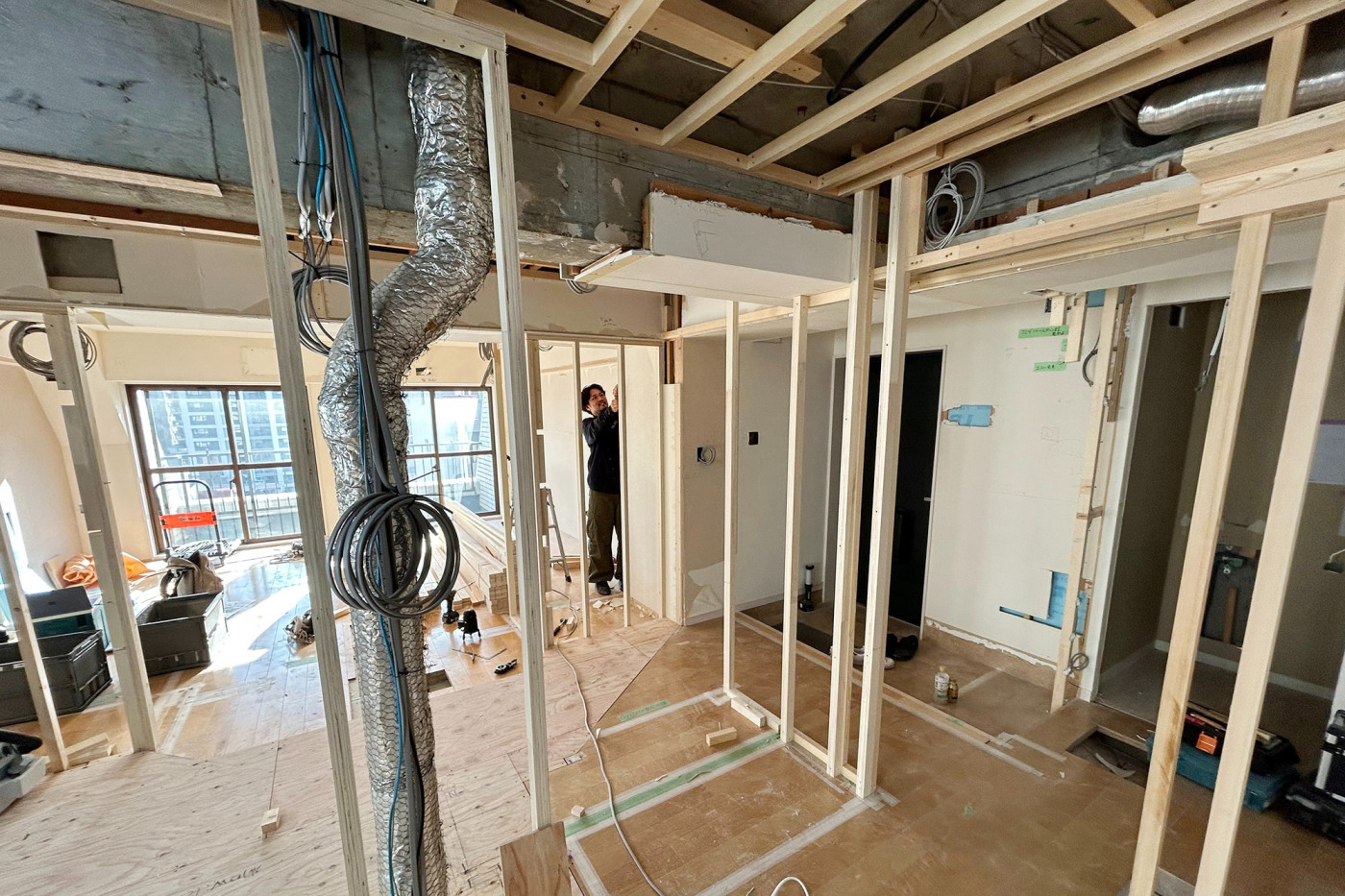 この排水管のまわりは壁が建つので、この眺めは今だけのもの。空間を仕切りつつ、どう“抜け感”をつくるのか、お楽しみに。