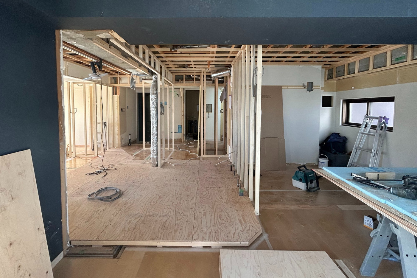 配管を通すために床を上げた部分以外は、既存フローリングの上に増し貼り予定。