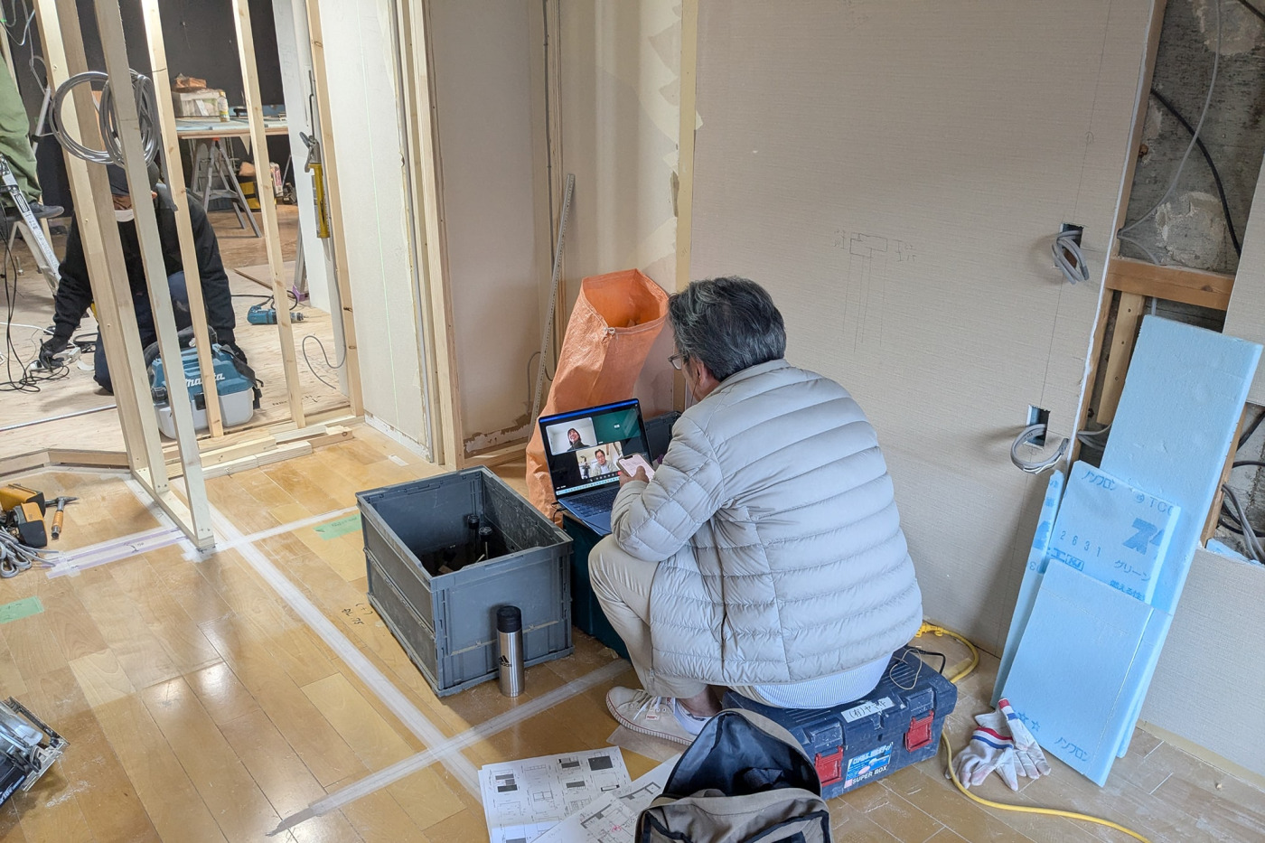 現場からリモートで会議に参加する田井。早朝から現場に張り付きで作業を進めます。