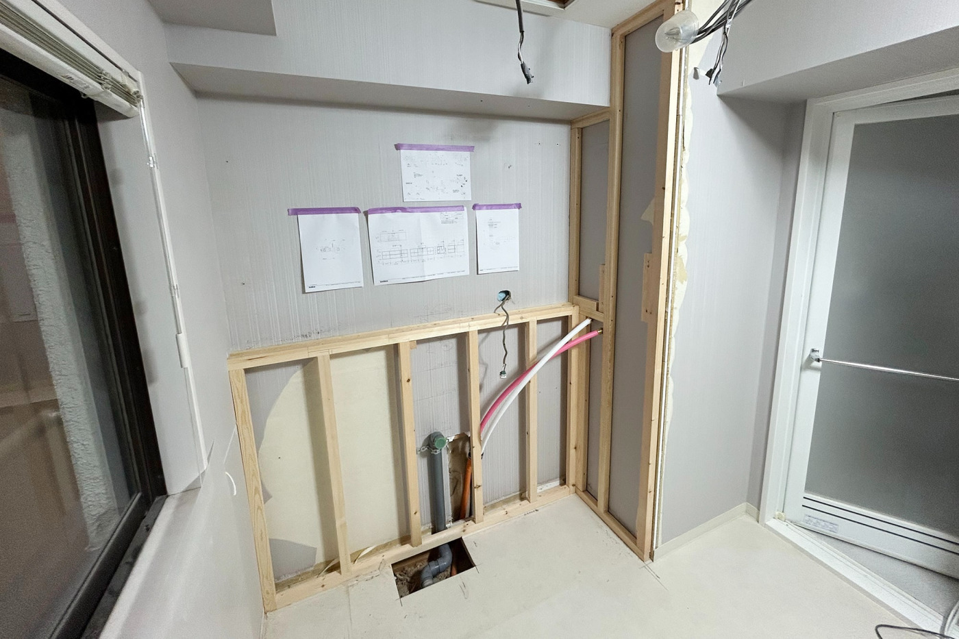 既存のシステム洗面台を撤去し、新たな下地が組まれた洗面脱衣所。