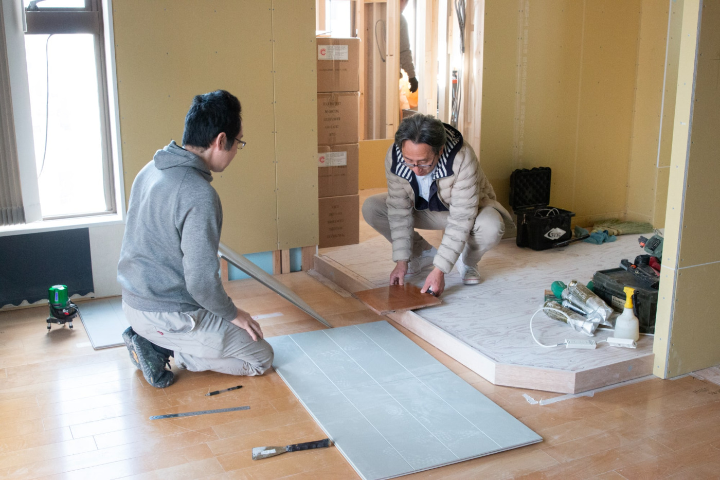 段差と多角形のコーナーが見えます。施工に緻密さが求められそう。