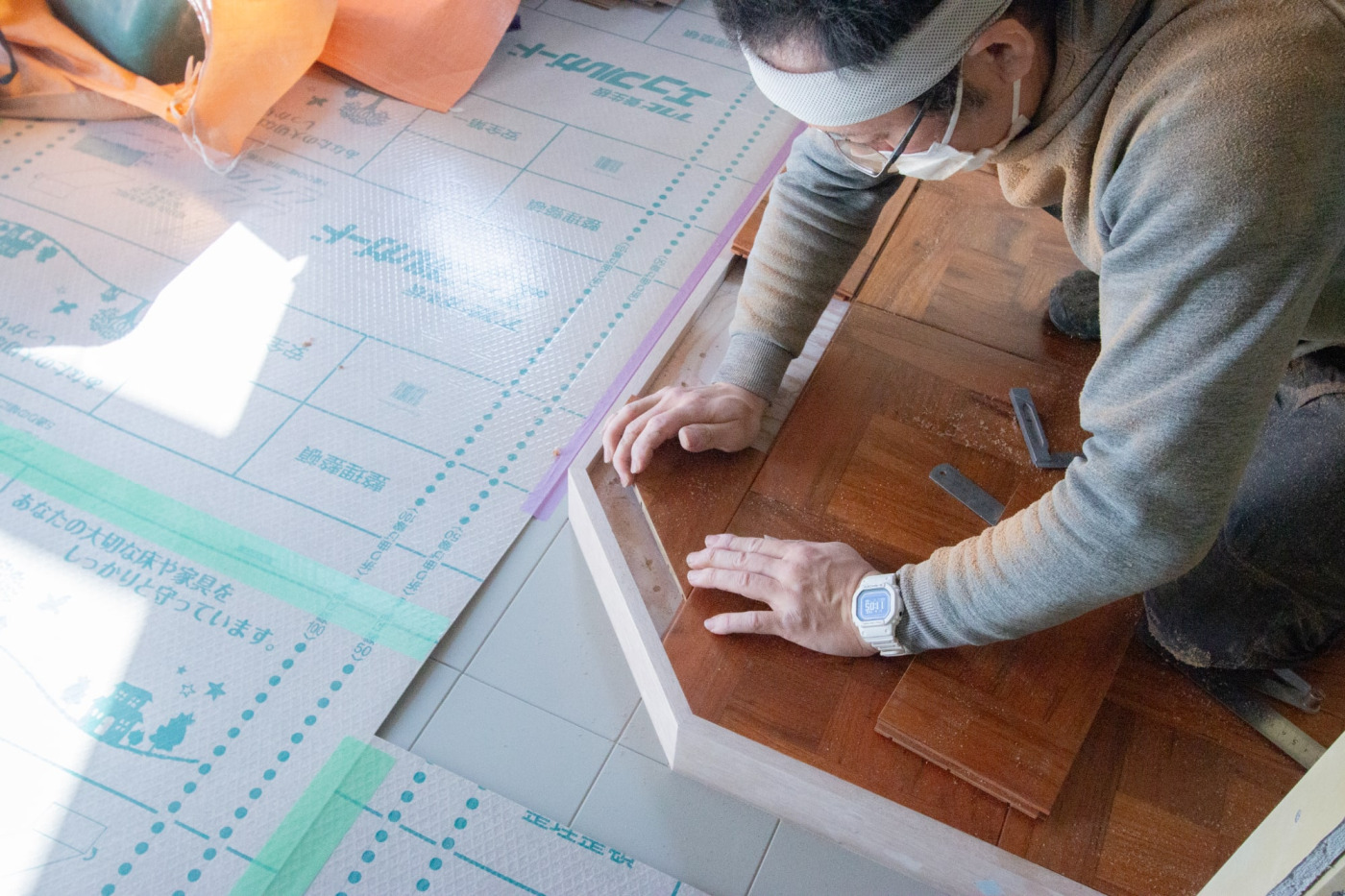 難所のコーナーにもスピーディーに板をはめていく職人さん。カットの正確さと材の見極め力の賜物。