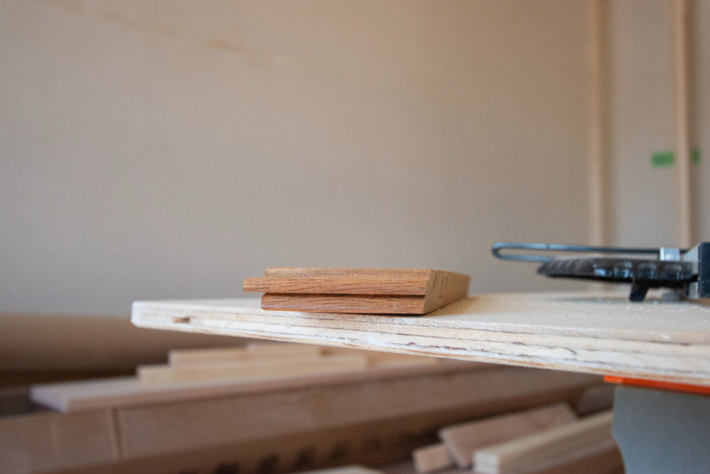 フローリング材の断面（右側）がちょっと斜めってるの、わかります？