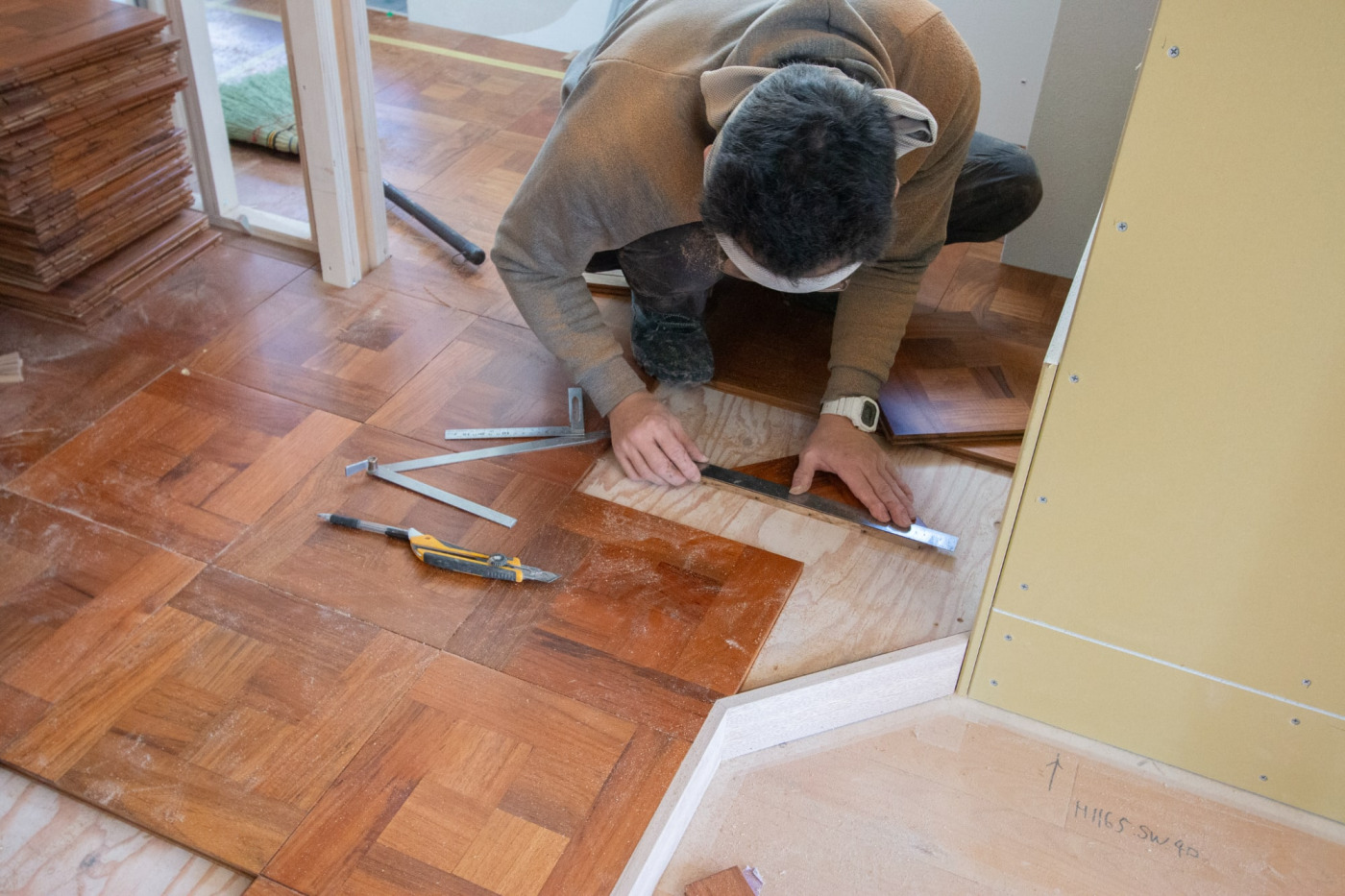 再びの「コーナーバトル」。各部を丁寧に計測し、カット調整を重ねてはめ込んでいきます。