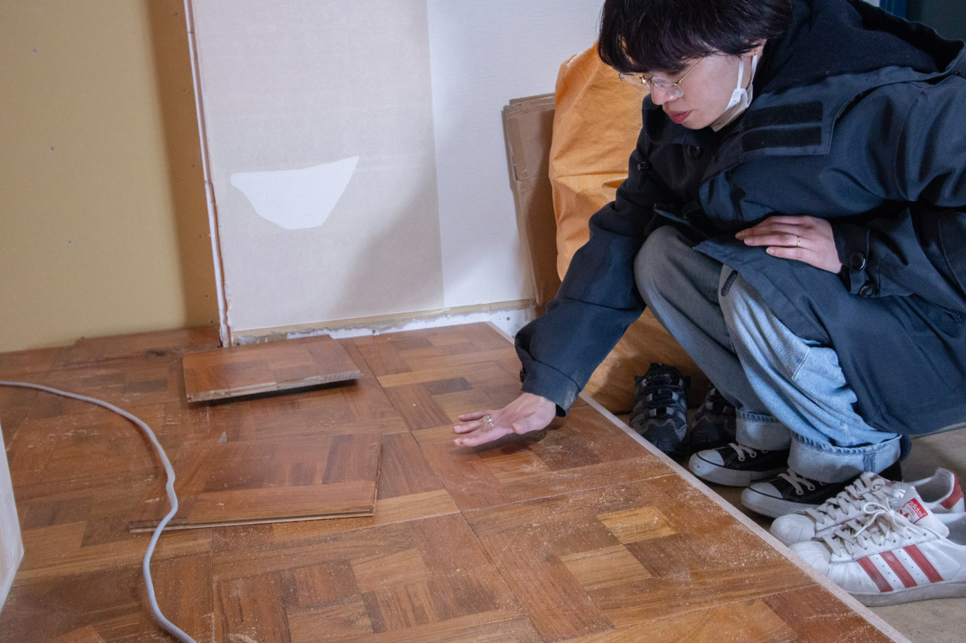 往年のミャンマーチークの色艶を目指し、塗装実験を重ねたフローリングの色味に満足そうな山下。