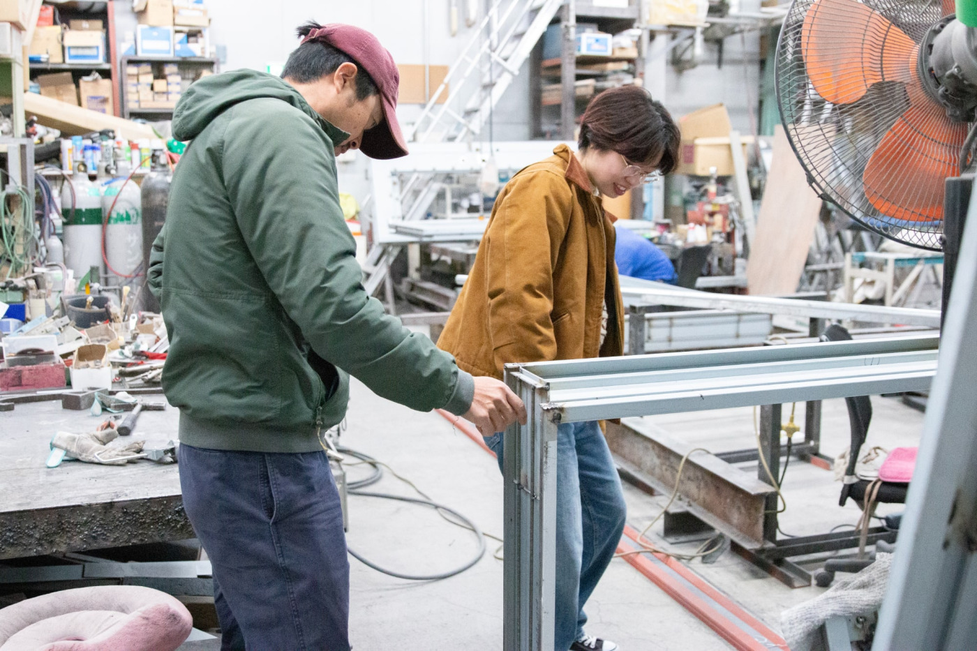 工場を見学しながら、ついつい商品企画のネタがないか探してしまう二人。