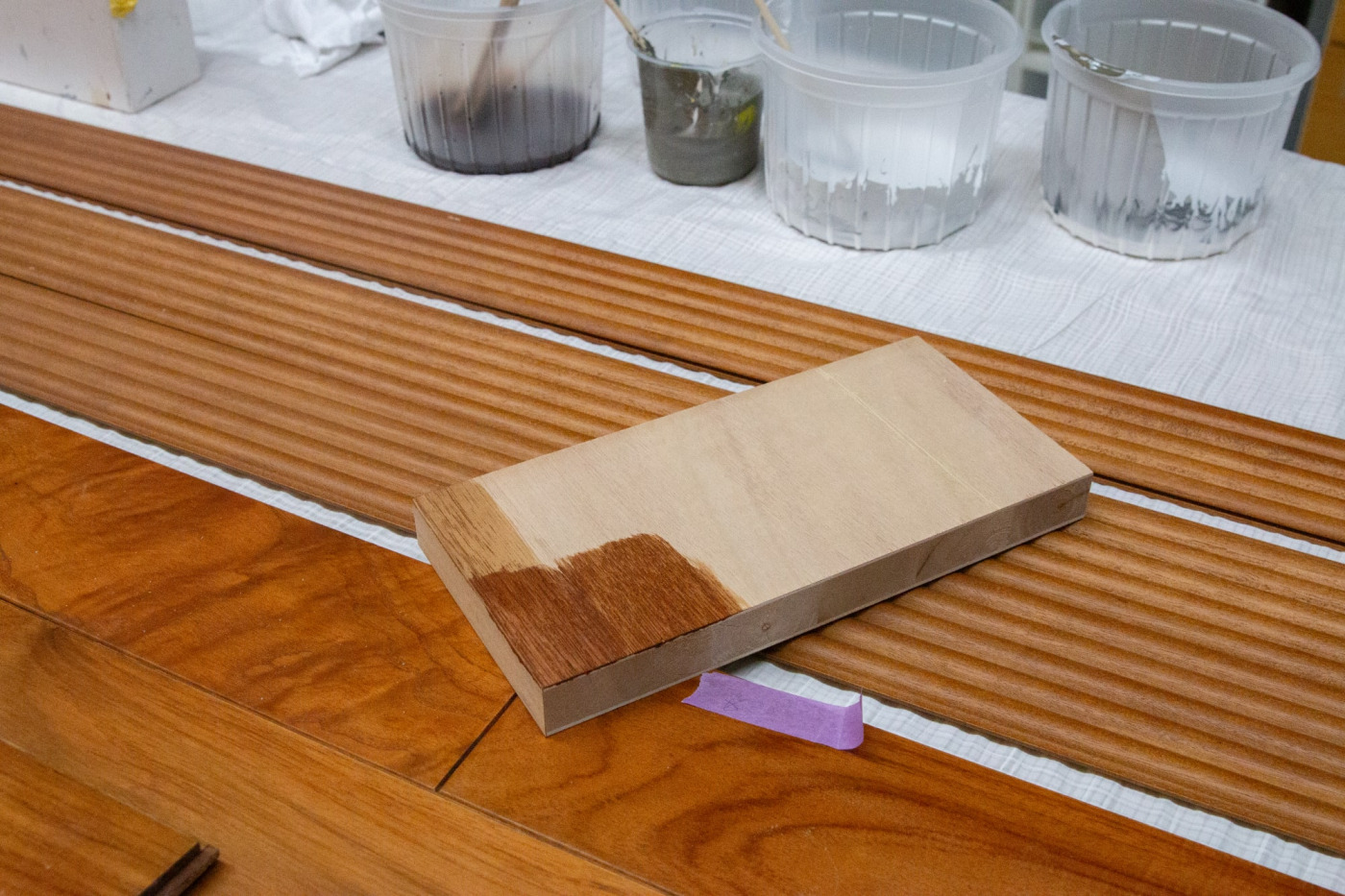 『チークウッドフローリング』と『クラシックリブパネル』両方と調和する色を目指します。