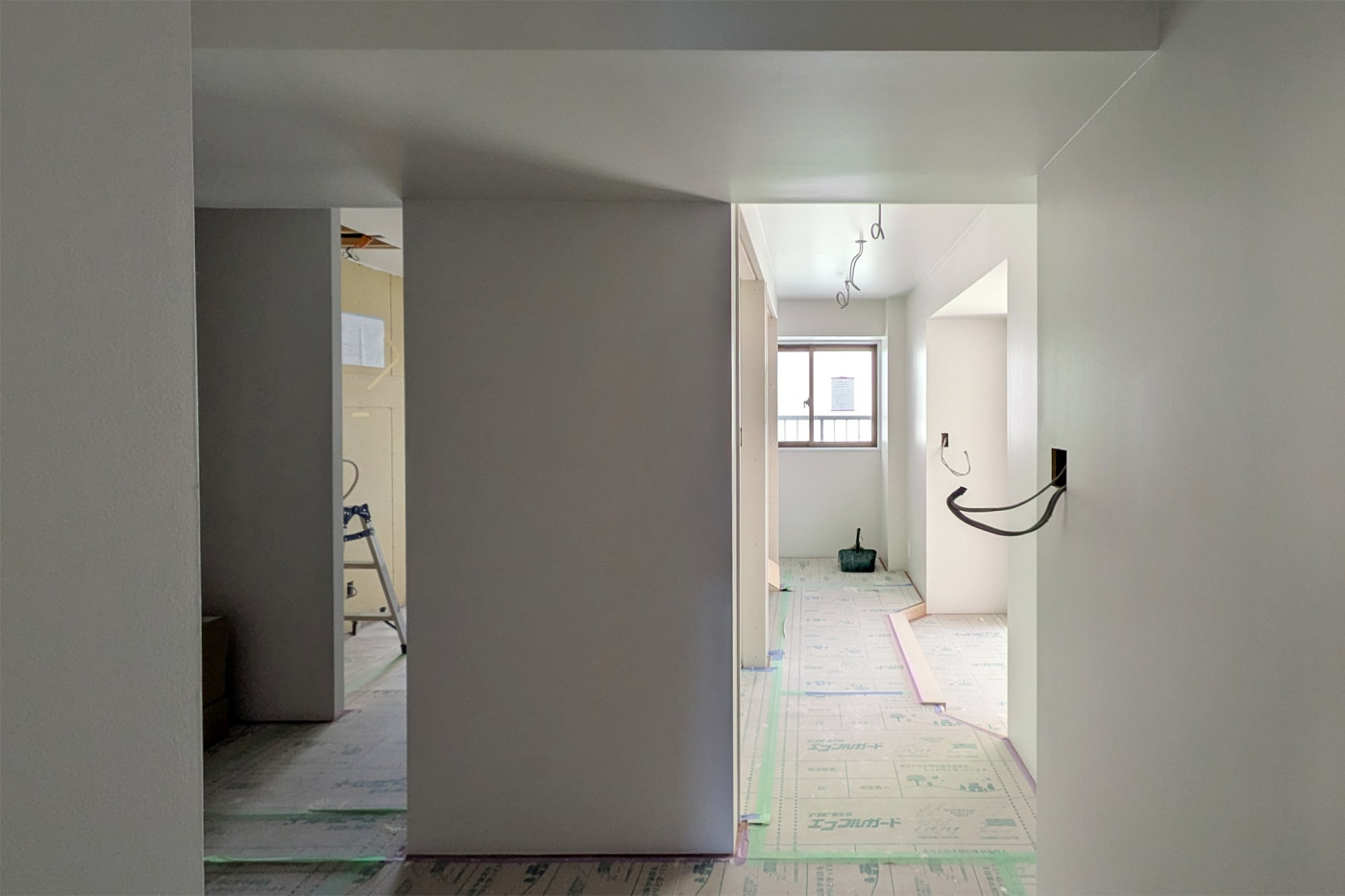 壁天井の塗装が終わり、一気に「家」らしくなっていました。