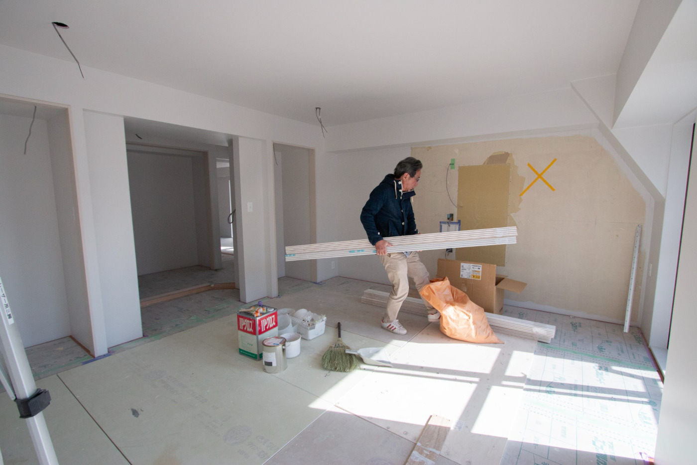 爽やかな白い壁天井に、養生の下に隠れている『チークウッドフローリング』がとても映えそうな予感。