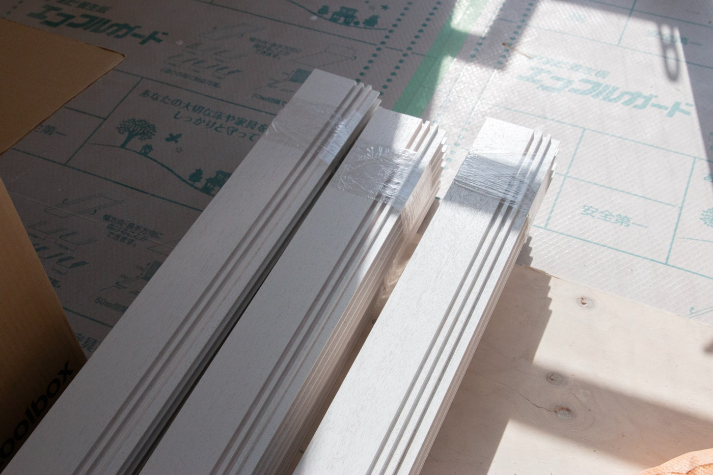 白っぽいのは塗装下地がついているから。どんな色に変わるのでしょう。