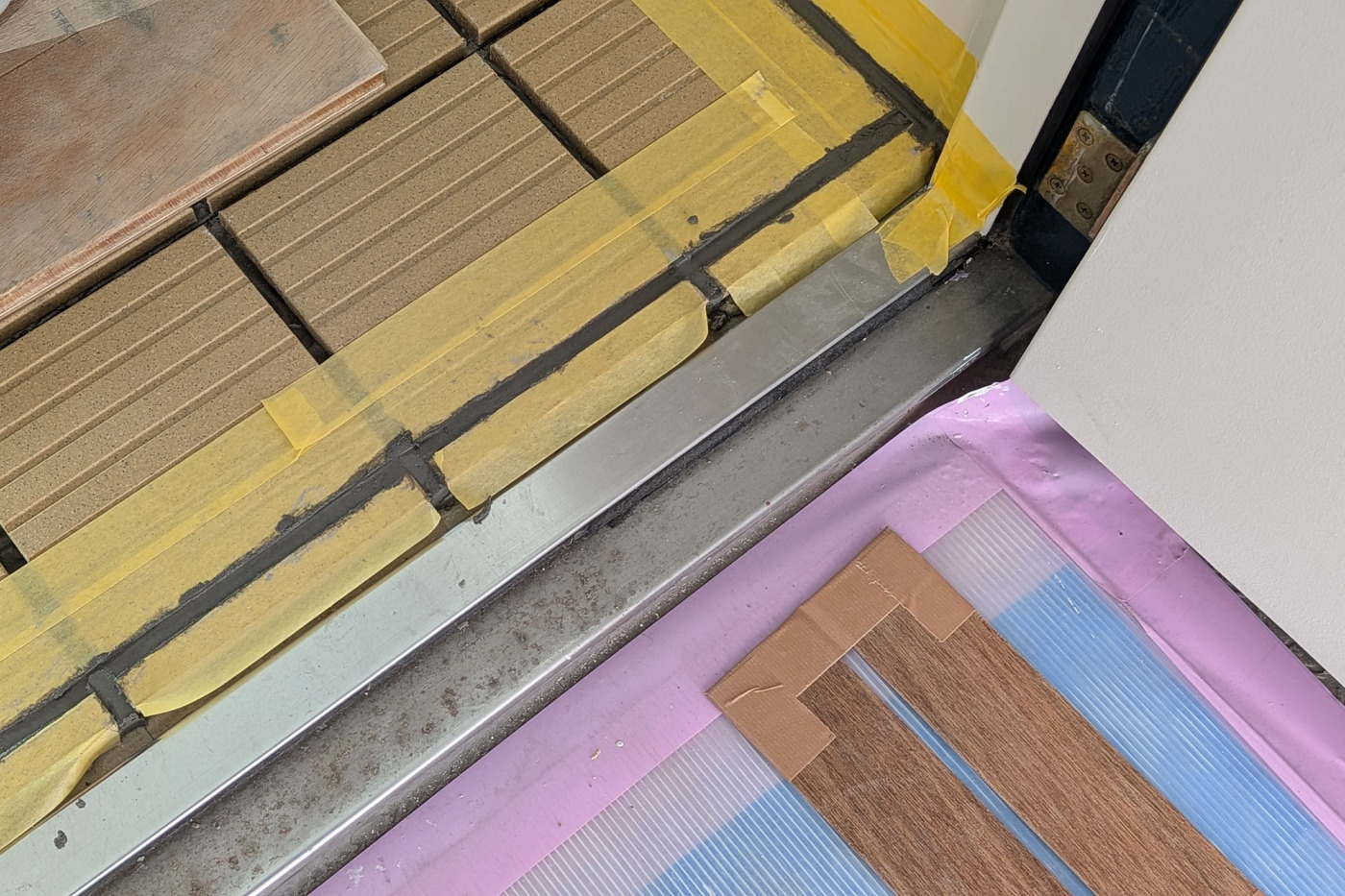 マスキングテープと目地埋めガイドで、目地材からタイルを徹底ガード。