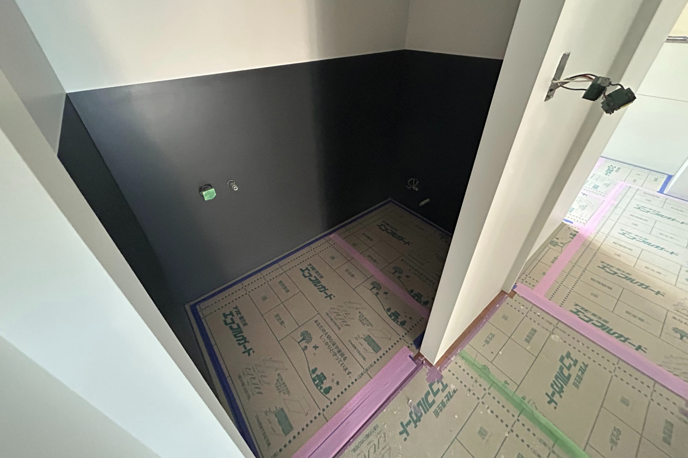 壁の下半分がカラーリングされたトイレ。どんな空間になるのでしょう。