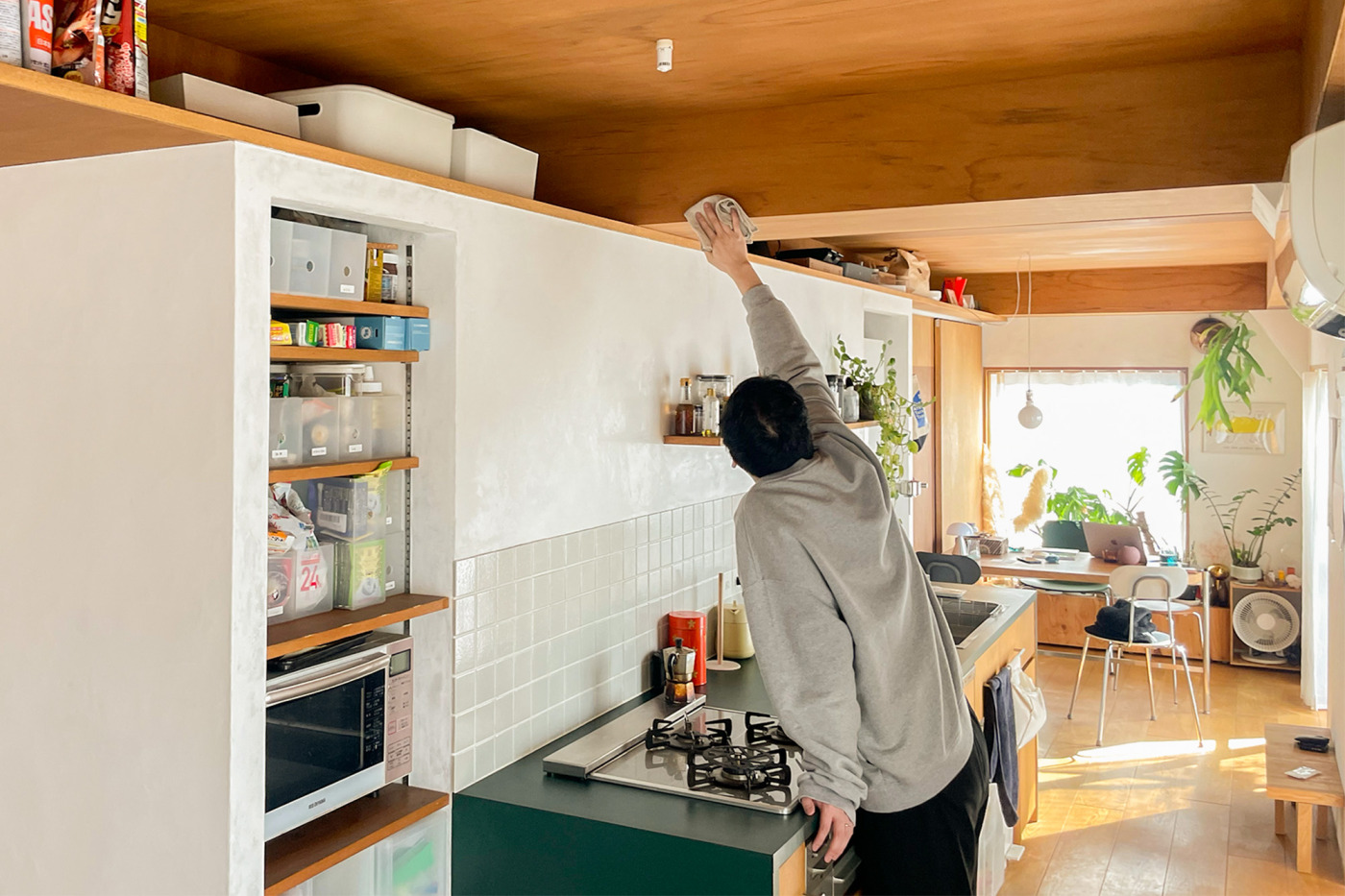 キッチン天板を拭くのに合わせて、キッチン上の梁はオスモウォッシュアンドケアーでさっとひと拭き。