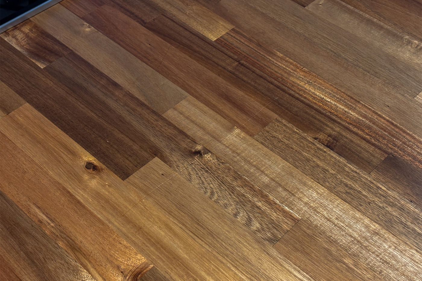 ホームパーティーの際についた傷というのがこちら。その他小さな擦り傷などはありましたが、この一件以来大きな傷はついていないそうです。