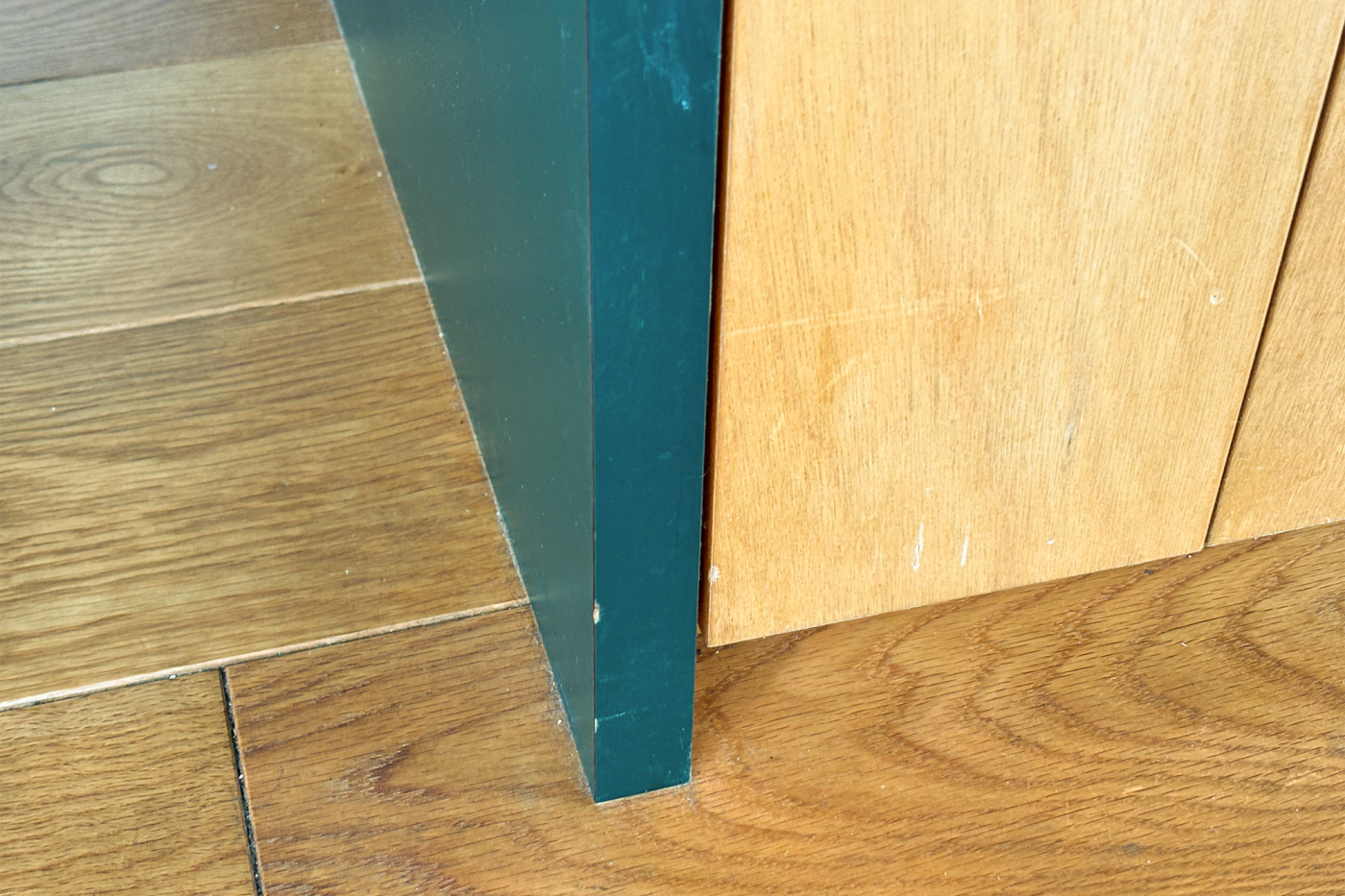 犬用のゲートがぶつかって欠けたというキッチン側面の角。