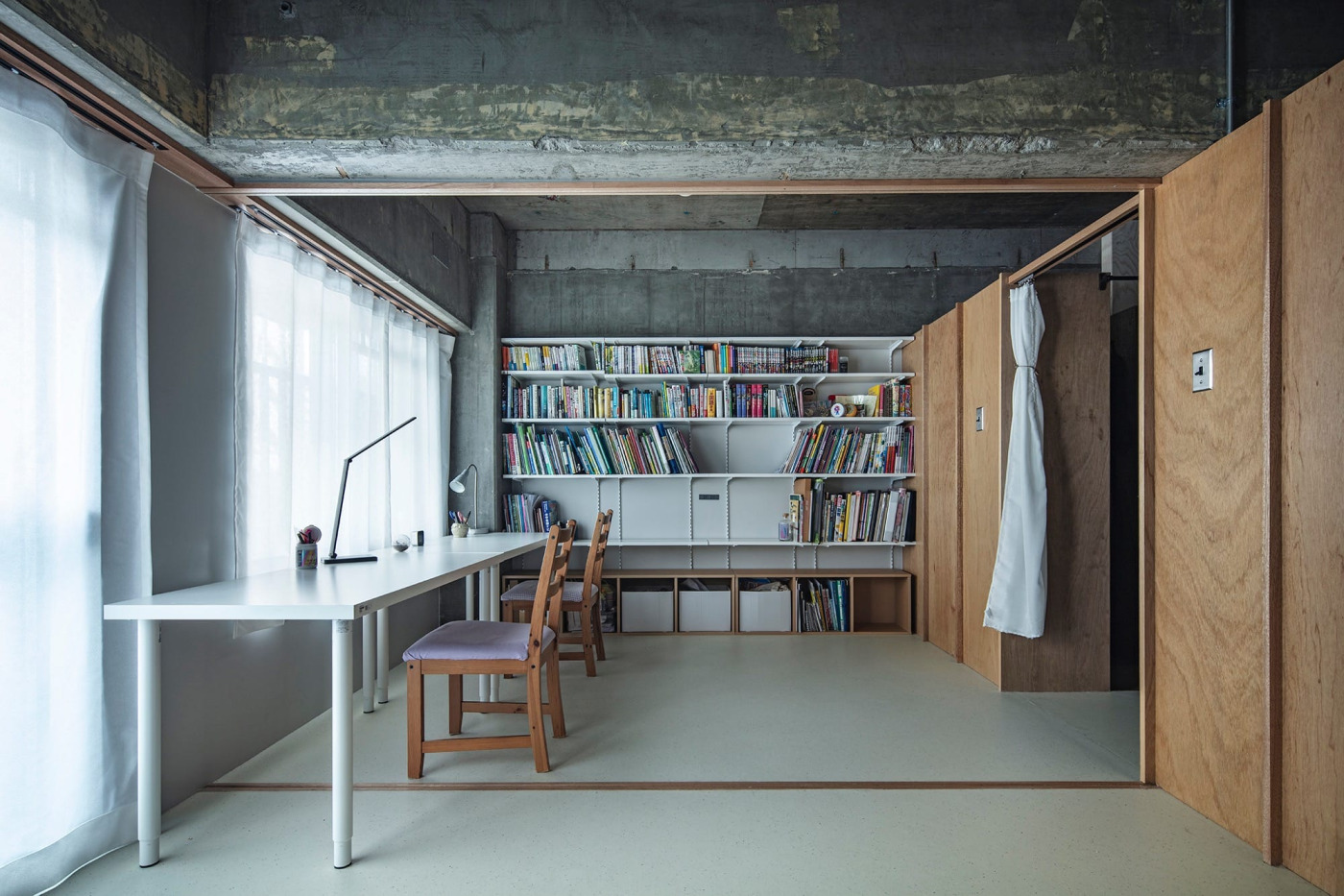 壁一面を大きく使う可動棚。背面まで棚板と同じ白で仕上げることで、上部の梁の存在が引き立ちます。