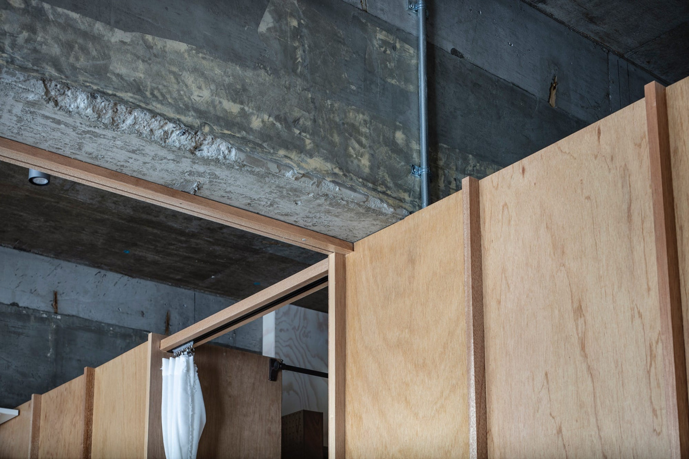 ラワン材に埋め込まれたカーテンレール。レールを「レールとして見せない」配慮が天井ラインを美しく整えています。