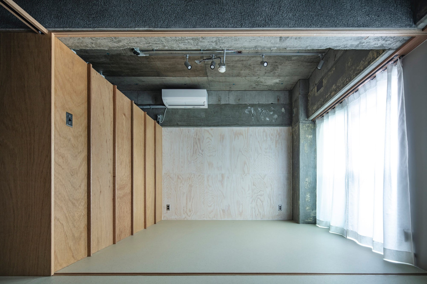 こちらの個室には、ラーチ合板にホワイトオイルを塗装した壁面を。『アメリカンスイッチ』がポイントに。