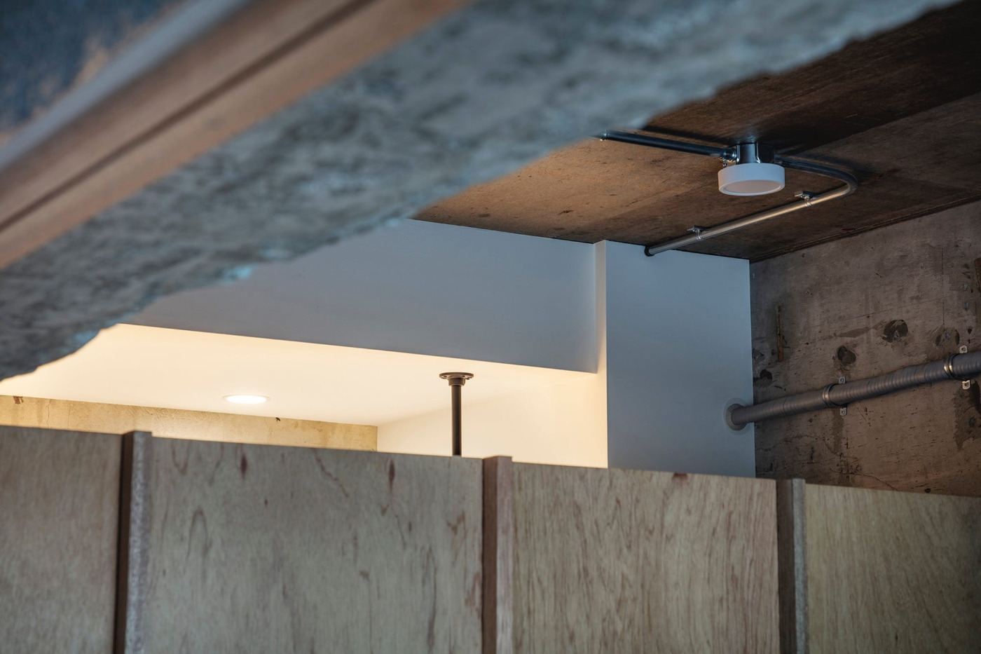 間仕切り壁の向こうに、洗面で使われている『アイアンハンガーパイプ』がチラリ。