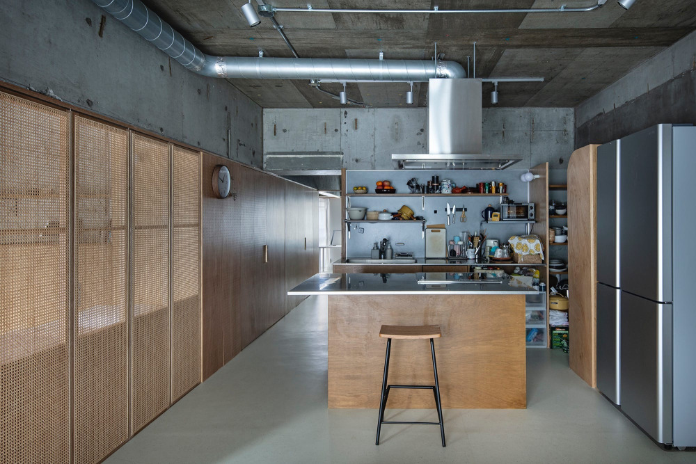 四角い箱から抜け出す「天井の起伏」。大きな梁下に素材と居心地が移ろう住まい