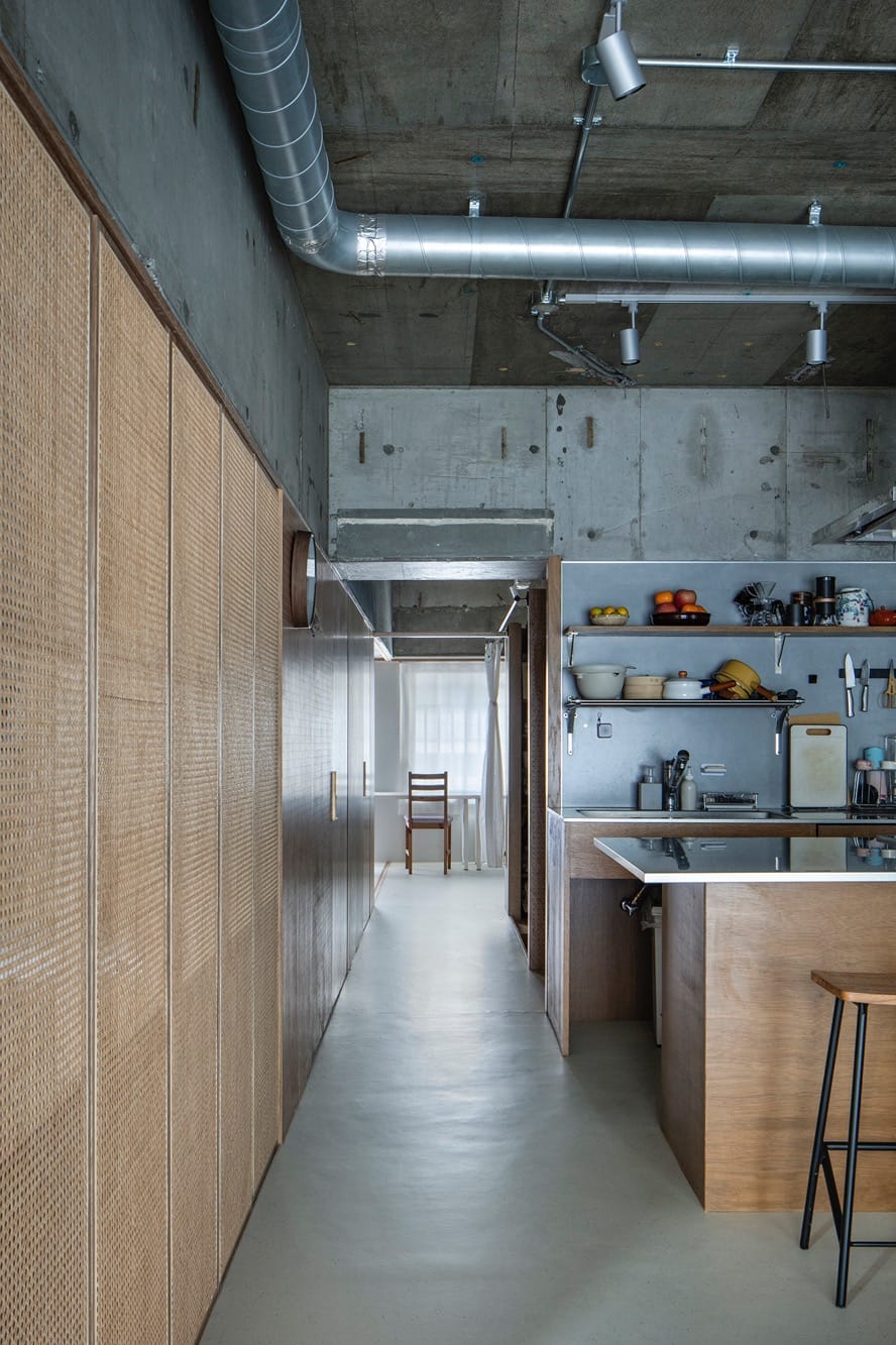 明るい色味のリノリウム床が貫く見通しの良い廊下。この通り道があるおかげで、住まい全体に光と風が届きます。