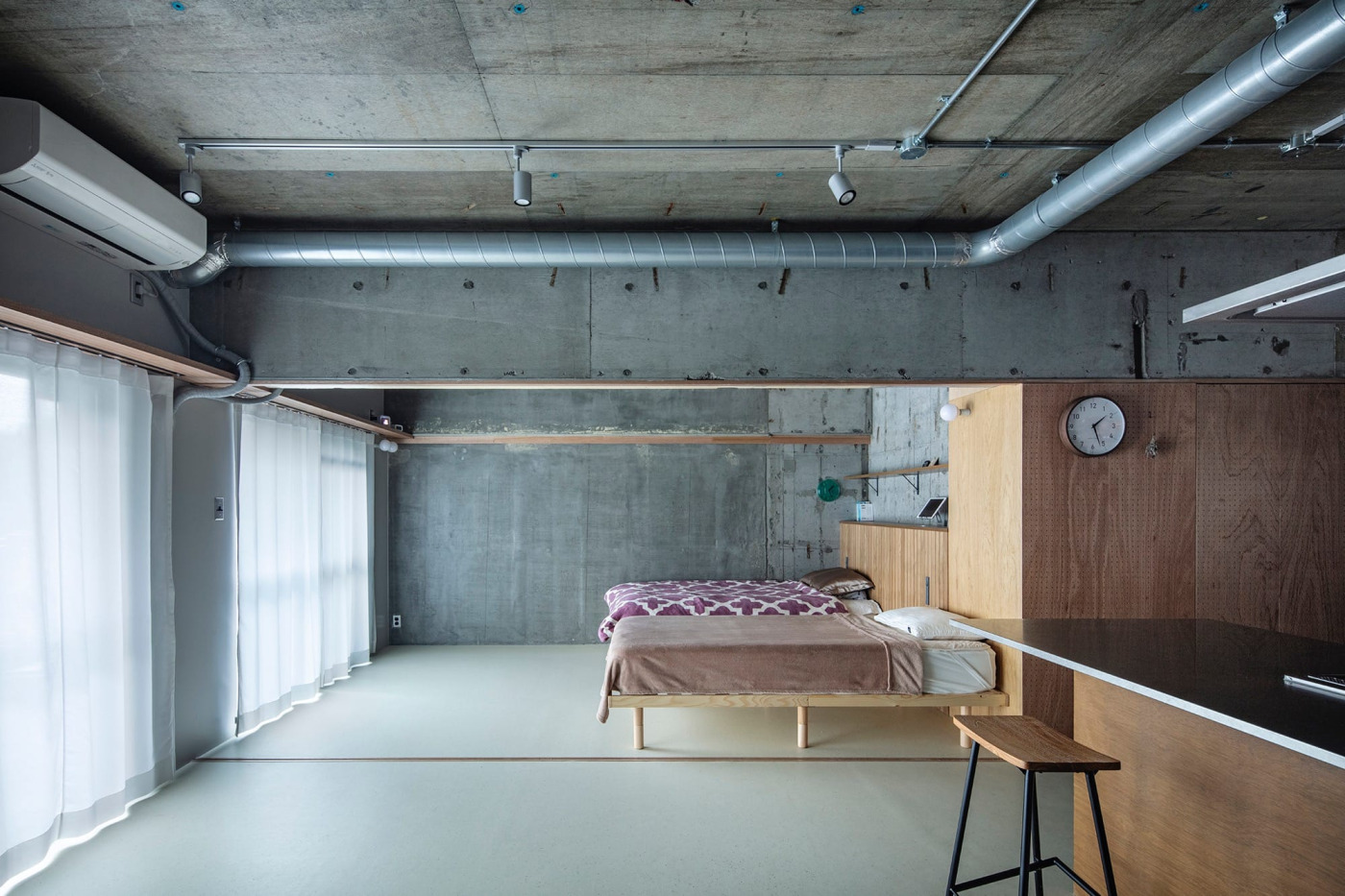 四角い箱から抜け出す「天井の起伏」。大きな梁下に素材と居心地が移ろう住まい23