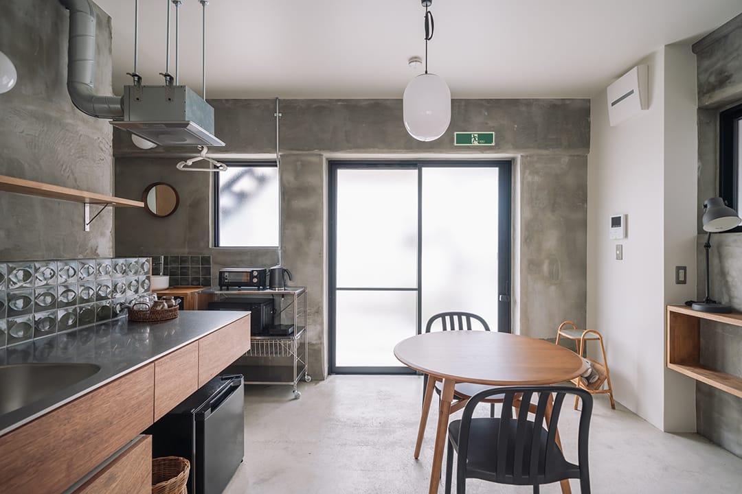 沖縄の民芸“やちむん”が息づく、壺屋の宿「Tsuboya apartment」1