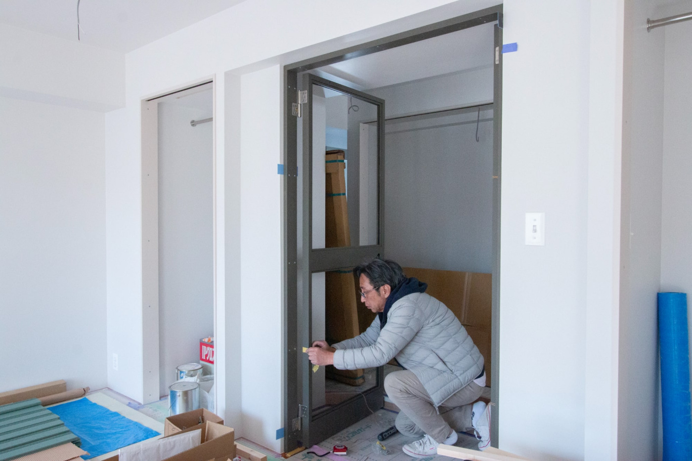 『studyroom#2』の施工管理を担当する田井。養生・搬入・清掃・取り付けまでこなし、現場の“何でも屋”と化しています。