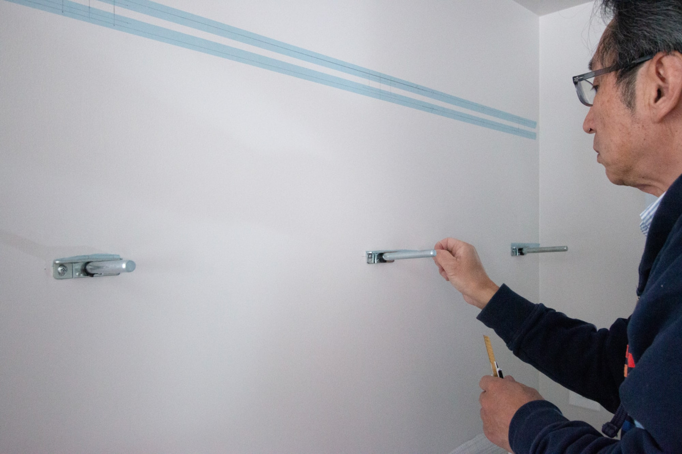 水平ラインを出したら、金物を壁に固定。