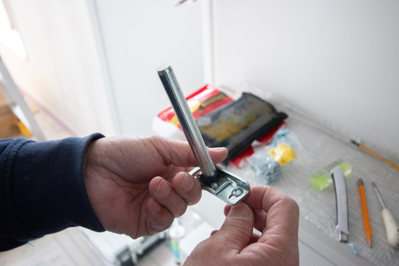 ビスひとつ選ぶにも、今回の現場の壁面だけでなく、さまざまな施工シーンを想像しながら。