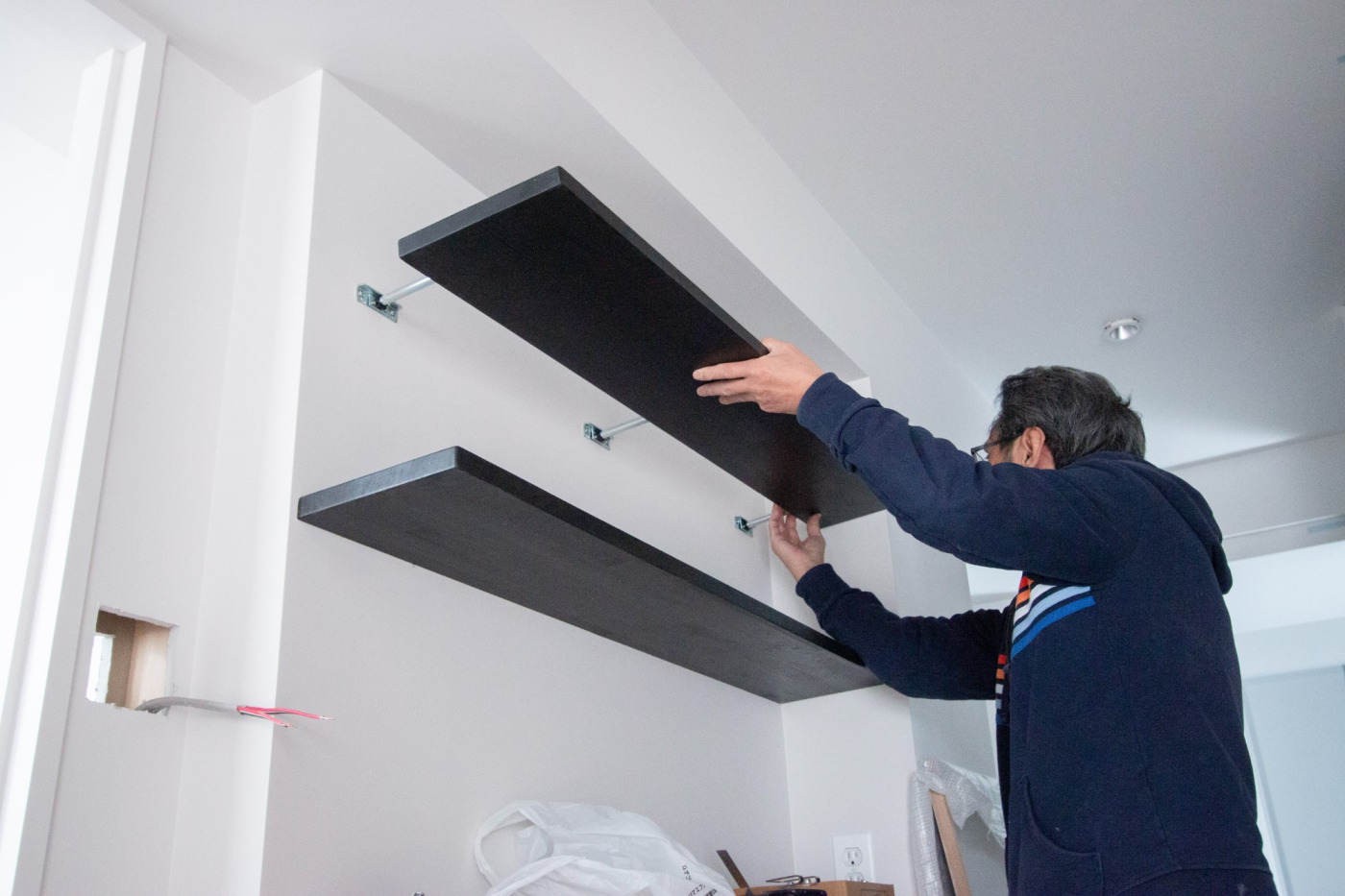 金物の棒部分を板にブスッと！