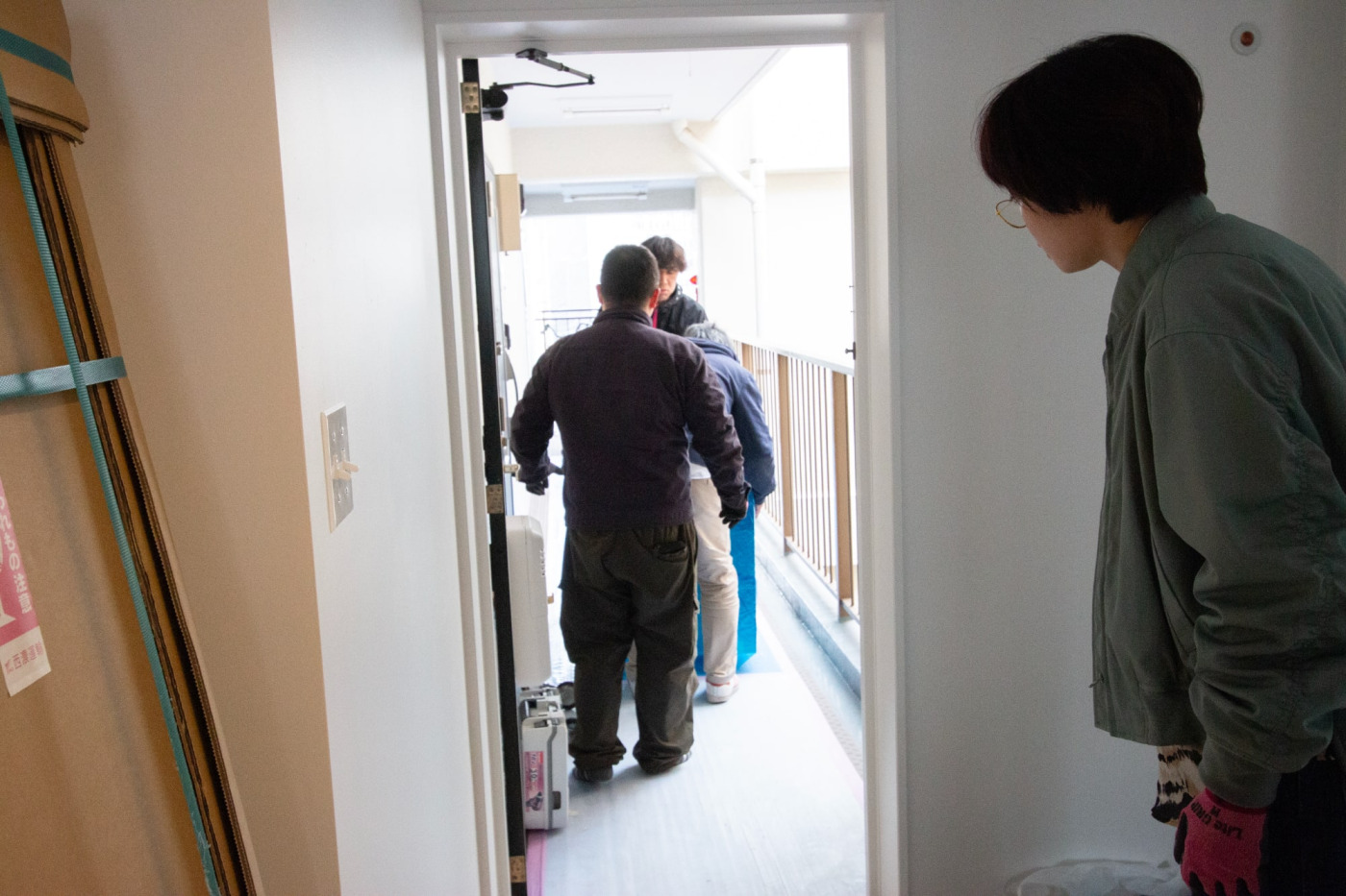 3人がかりで慎重に搬入。ハラハラしながら見守る山下。